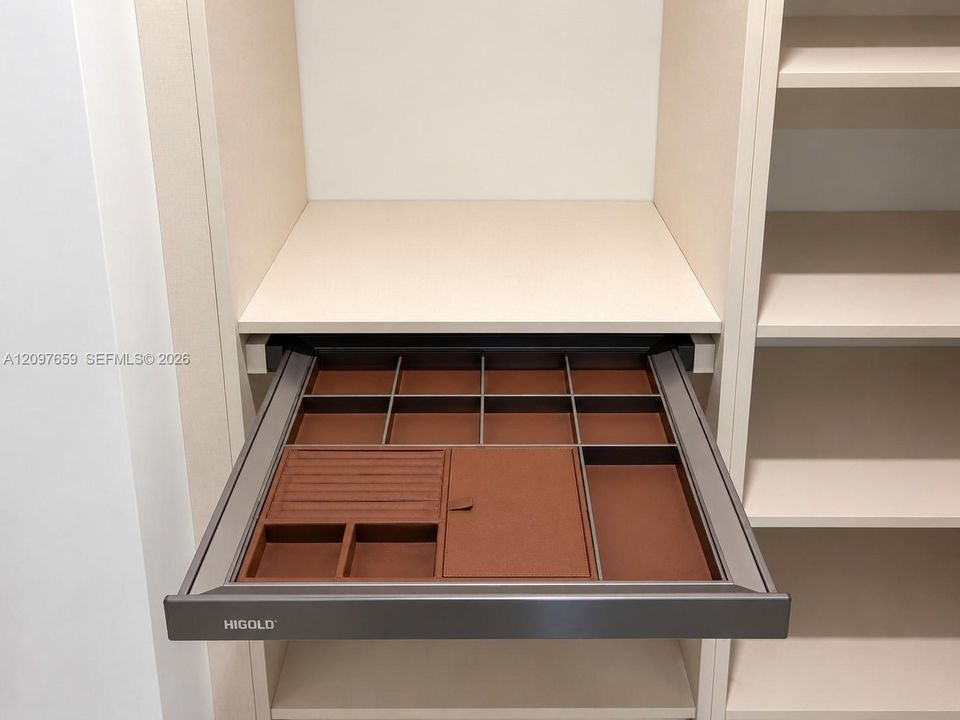 For Rent: $7,000 (1 beds, 2 baths, 966 Square Feet)