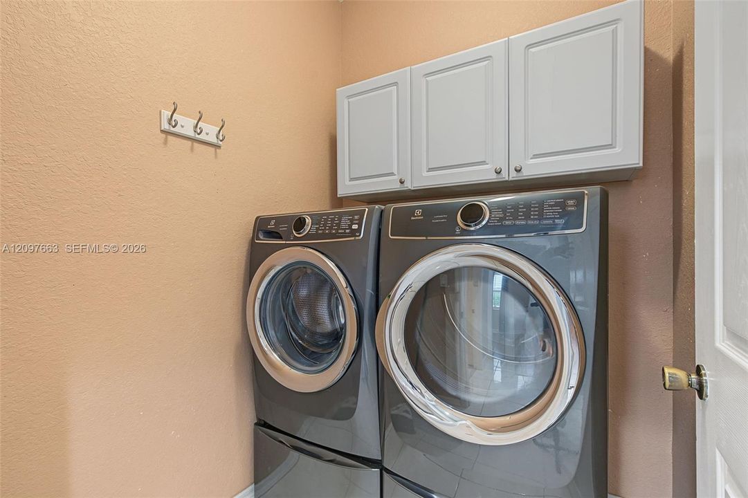 For Sale: $375,000 (2 beds, 2 baths, 1130 Square Feet)