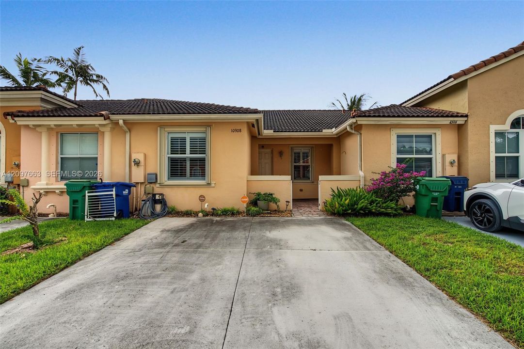 For Sale: $375,000 (2 beds, 2 baths, 1130 Square Feet)