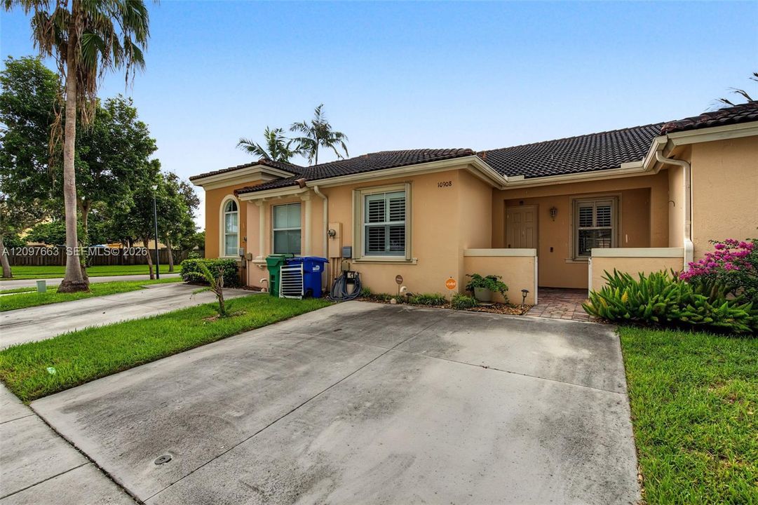 For Sale: $375,000 (2 beds, 2 baths, 1130 Square Feet)