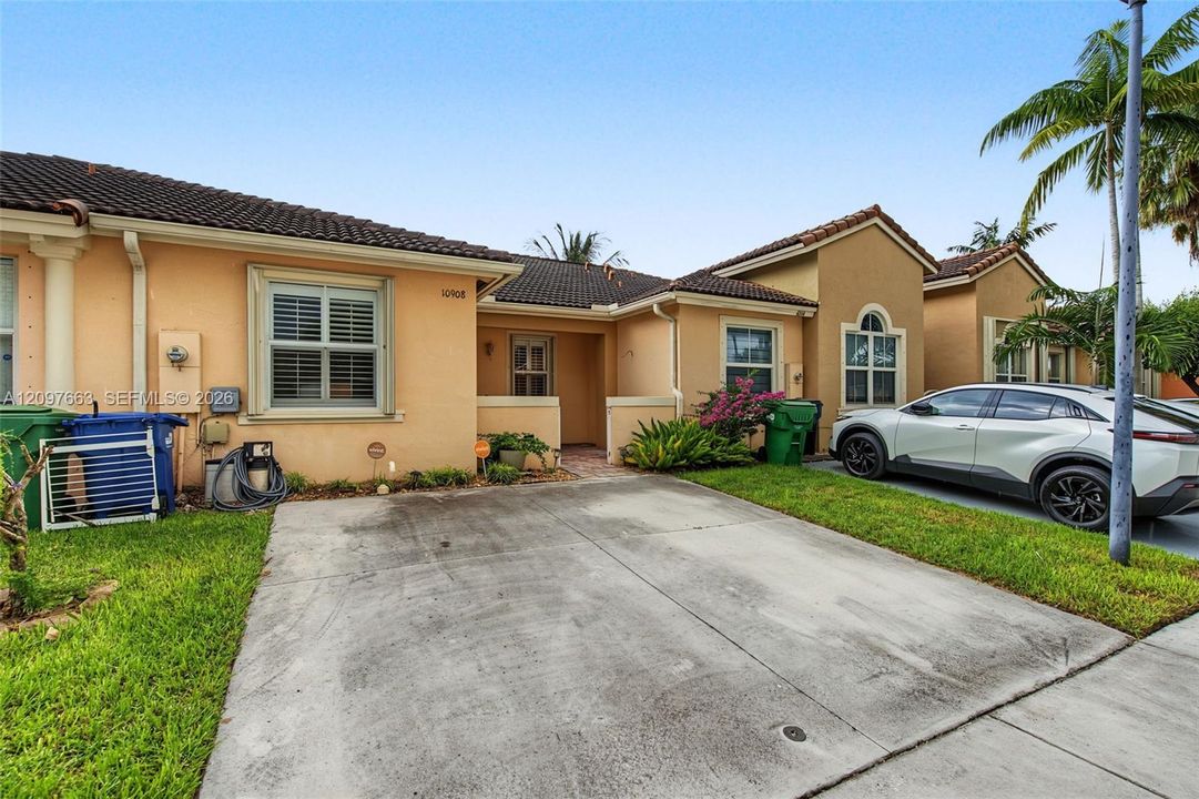 For Sale: $375,000 (2 beds, 2 baths, 1130 Square Feet)