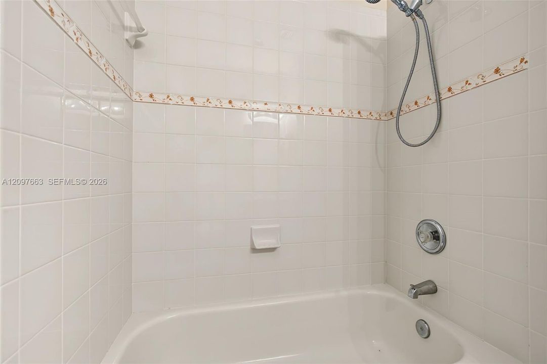 For Sale: $375,000 (2 beds, 2 baths, 1130 Square Feet)