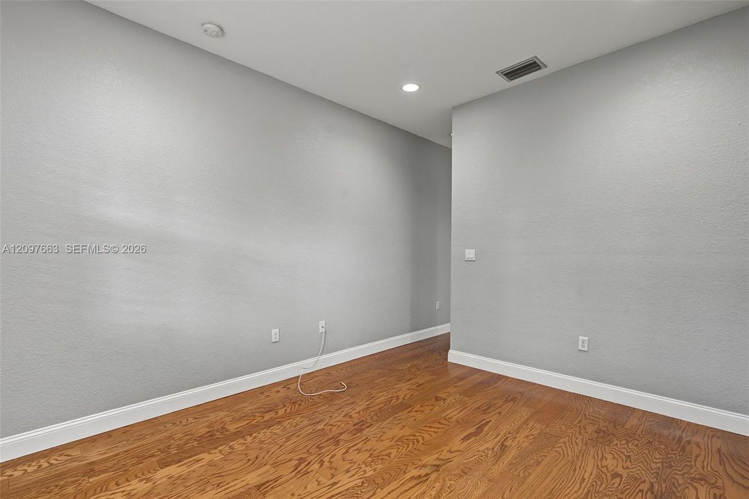 For Sale: $375,000 (2 beds, 2 baths, 1130 Square Feet)