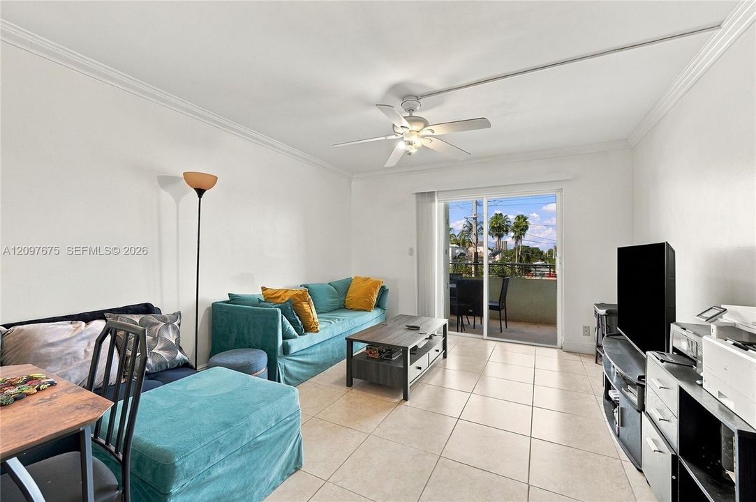 For Sale: $145,000 (1 beds, 1 baths, 690 Square Feet)