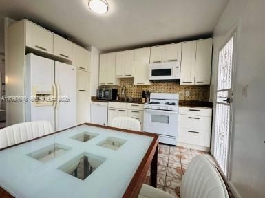 For Rent: $3,475 (2 beds, 2 baths, 900 Square Feet)