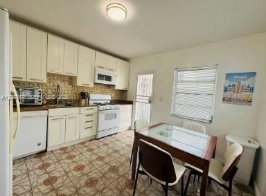 For Rent: $3,475 (2 beds, 2 baths, 900 Square Feet)