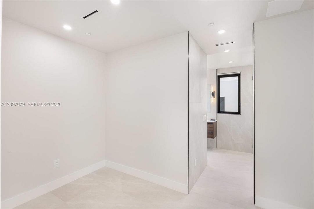 master walk-thru closet
