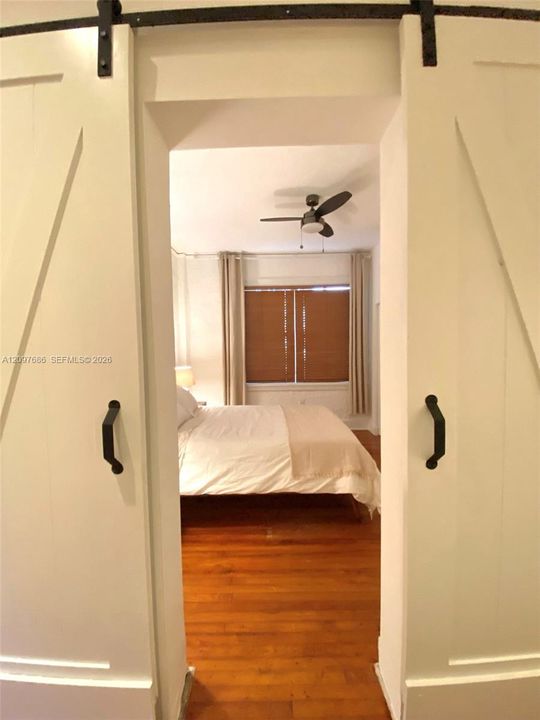 For Rent: $3,300 (2 beds, 1 baths, 945 Square Feet)