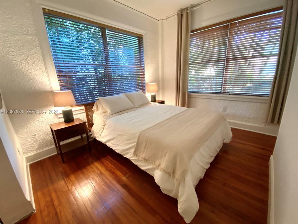 For Rent: $3,300 (2 beds, 1 baths, 945 Square Feet)