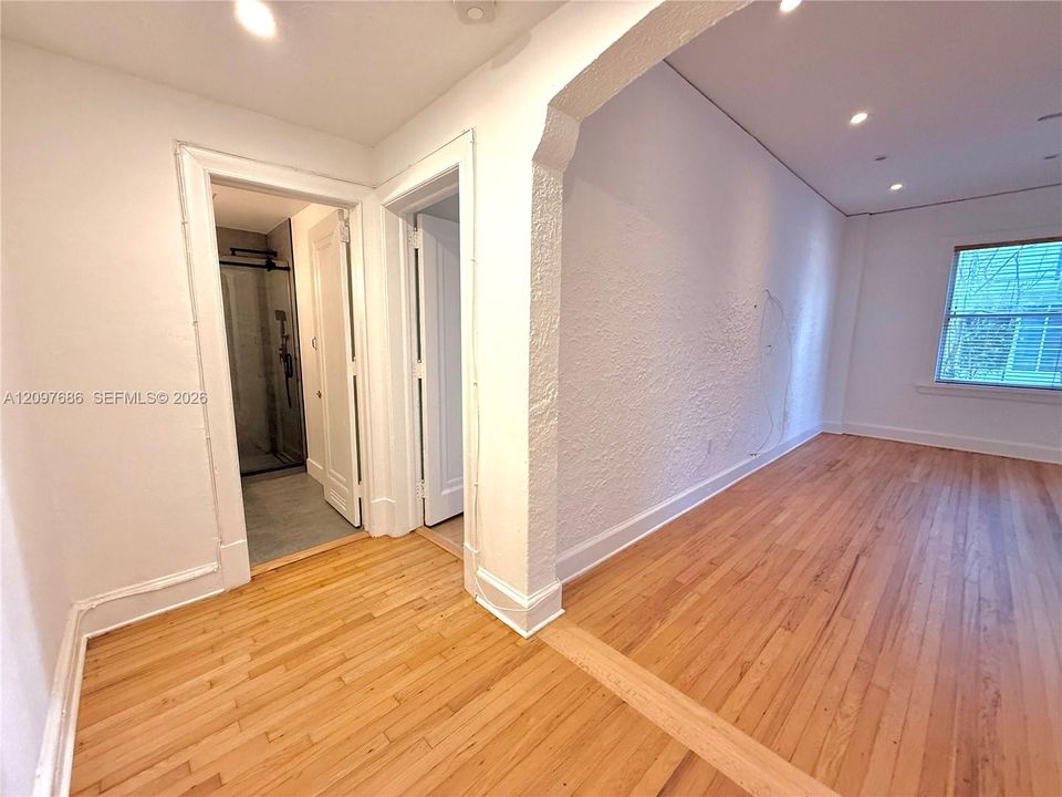 For Rent: $3,300 (2 beds, 1 baths, 945 Square Feet)