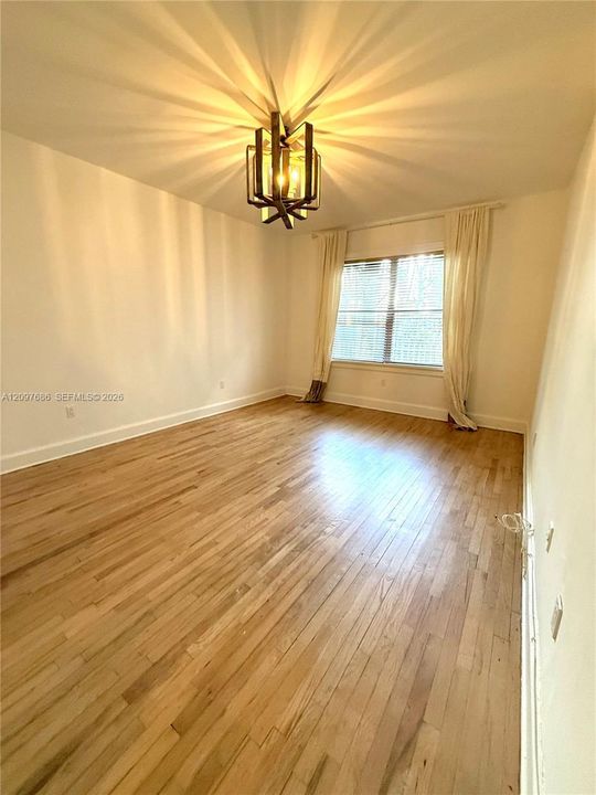 For Rent: $3,300 (2 beds, 1 baths, 945 Square Feet)