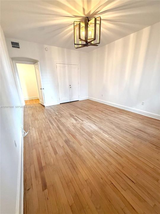 For Rent: $3,300 (2 beds, 1 baths, 945 Square Feet)