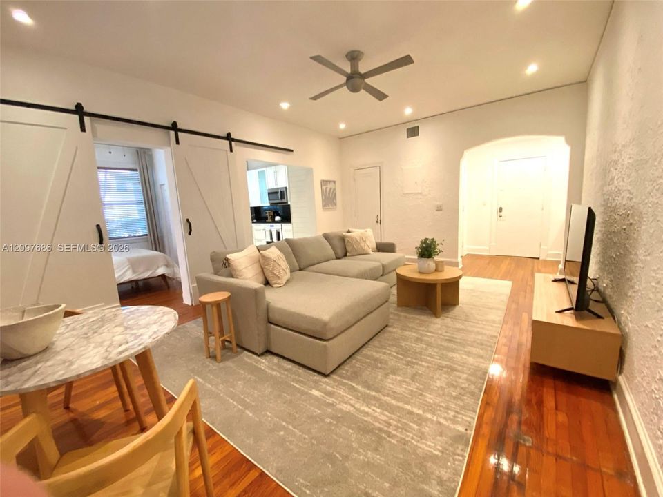 For Rent: $3,300 (2 beds, 1 baths, 945 Square Feet)