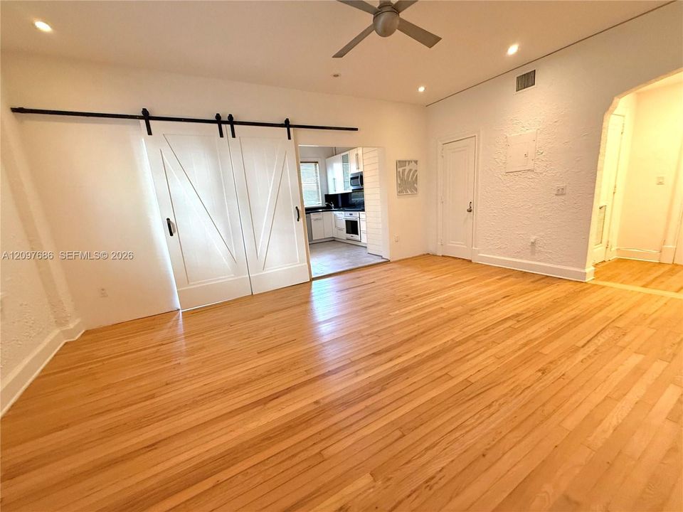 For Rent: $3,300 (2 beds, 1 baths, 945 Square Feet)