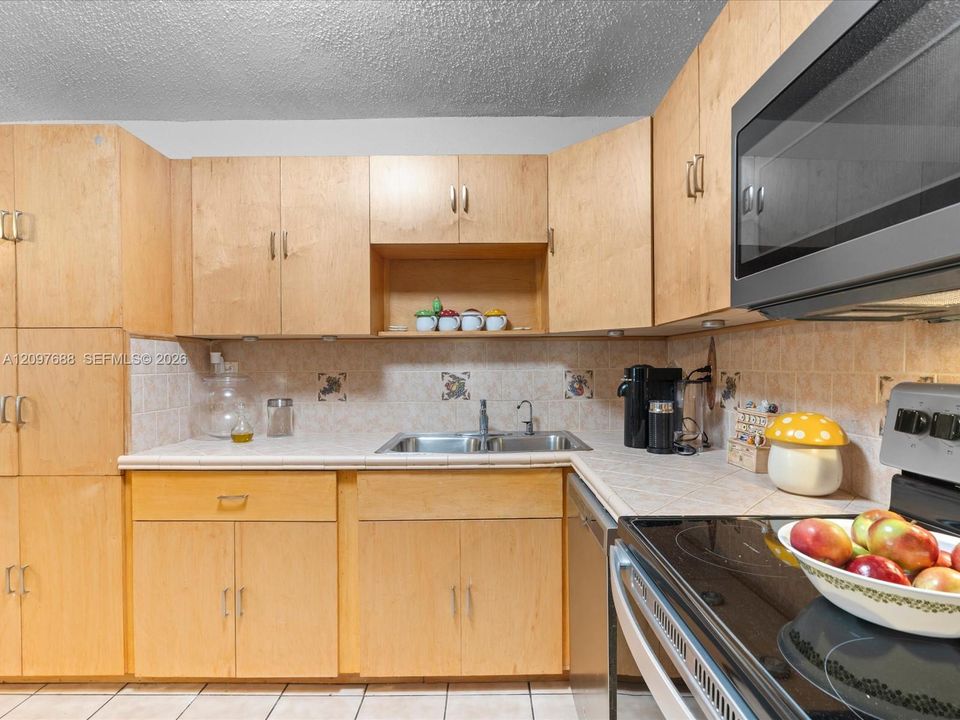 En Venta: $485,000 (4 camas, 2 baños, 1347 Pies cuadrados)