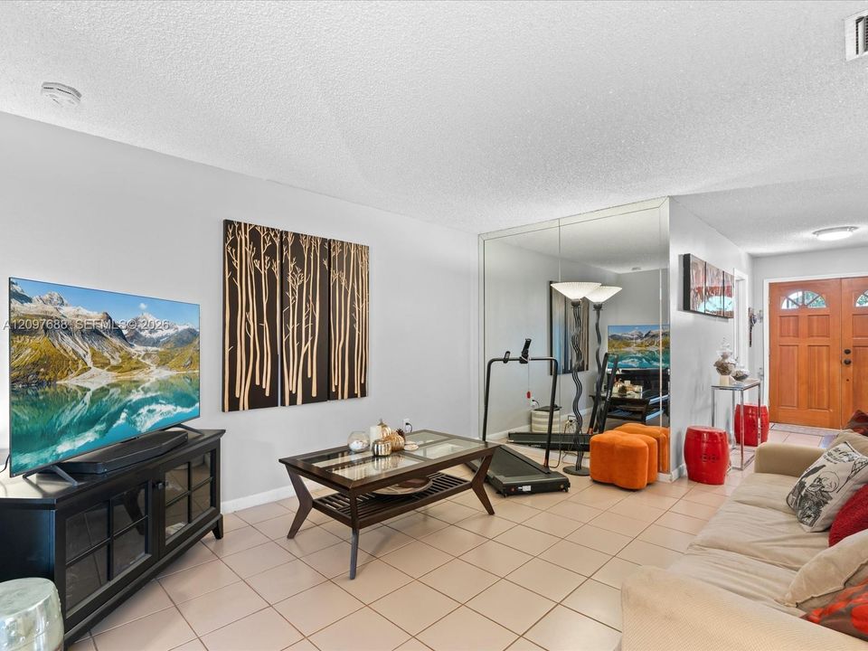 En Venta: $485,000 (4 camas, 2 baños, 1347 Pies cuadrados)