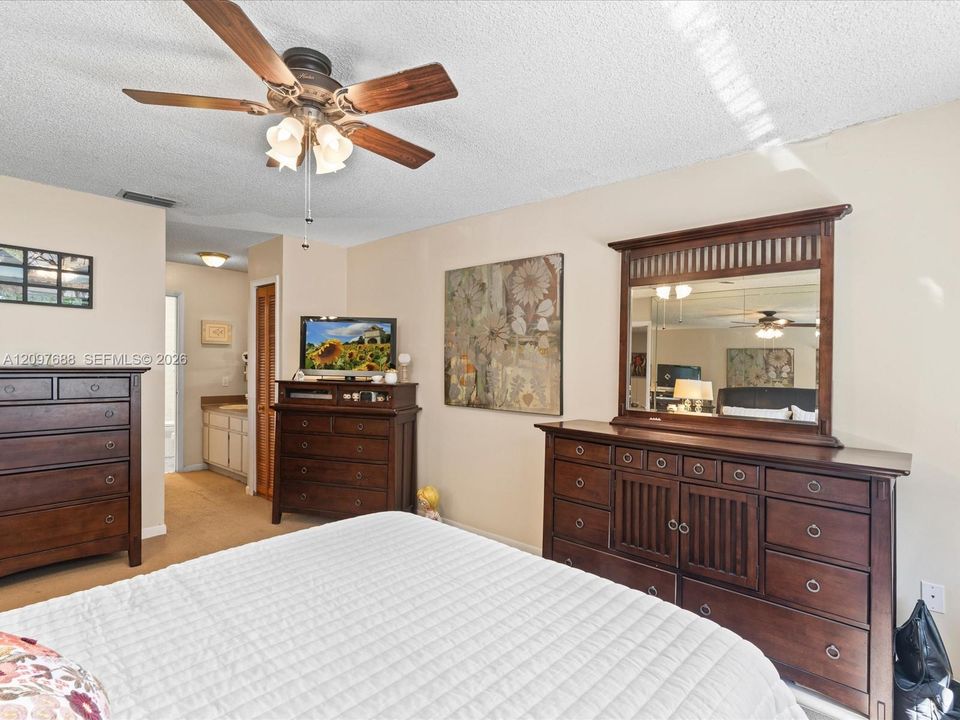 En Venta: $485,000 (4 camas, 2 baños, 1347 Pies cuadrados)