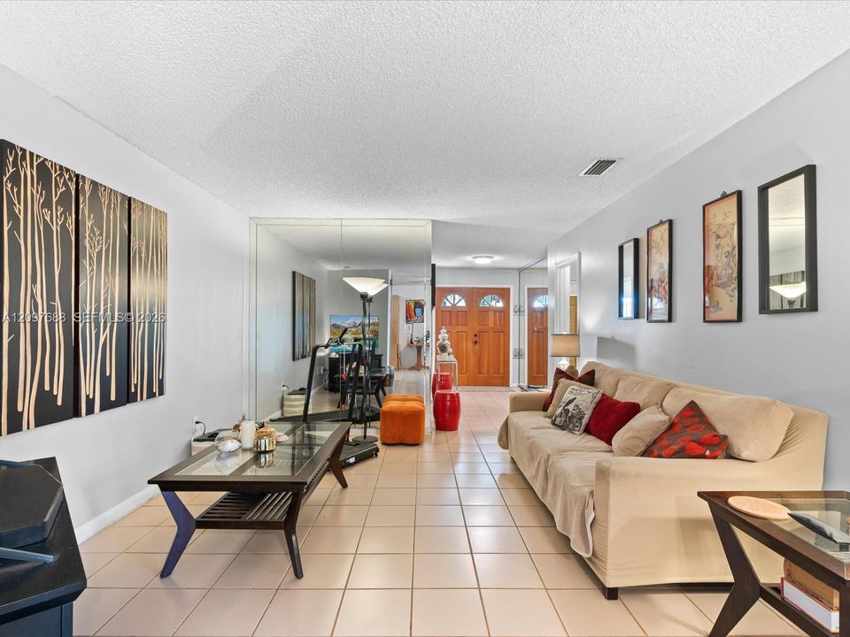 En Venta: $485,000 (4 camas, 2 baños, 1347 Pies cuadrados)