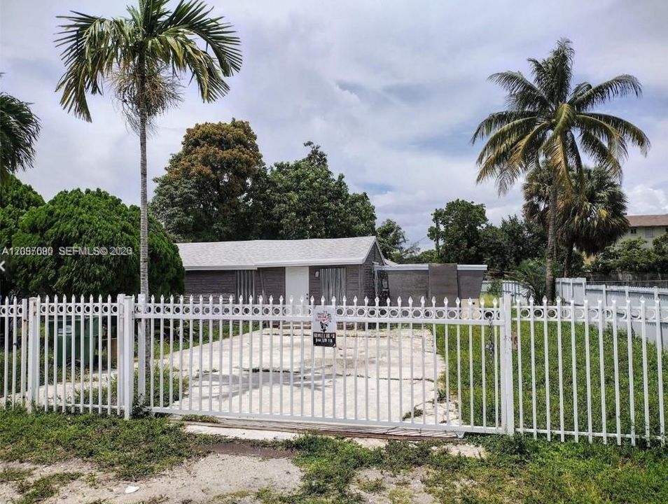For Rent: $2,100 (2 beds, 1 baths, 1253 Square Feet)