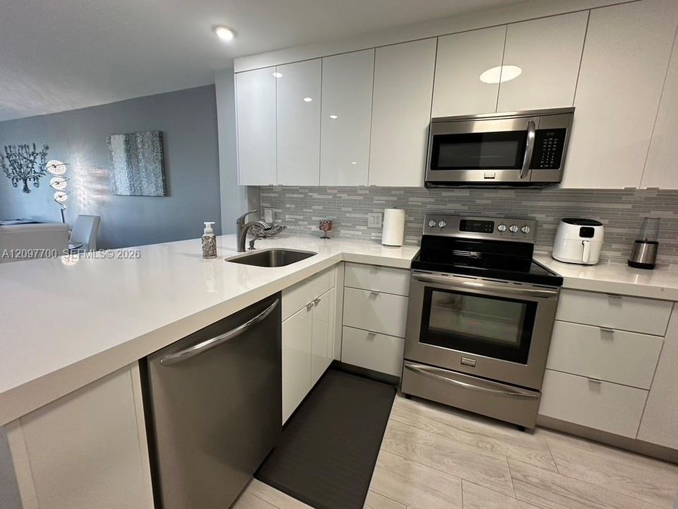 For Rent: $3,200 (2 beds, 2 baths, 990 Square Feet)