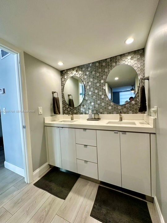 For Rent: $3,200 (2 beds, 2 baths, 990 Square Feet)