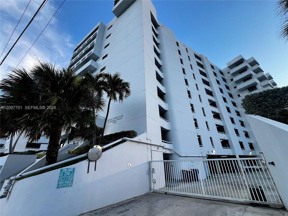 For Sale: $600,000 (2 beds, 2 baths, 1296 Square Feet)