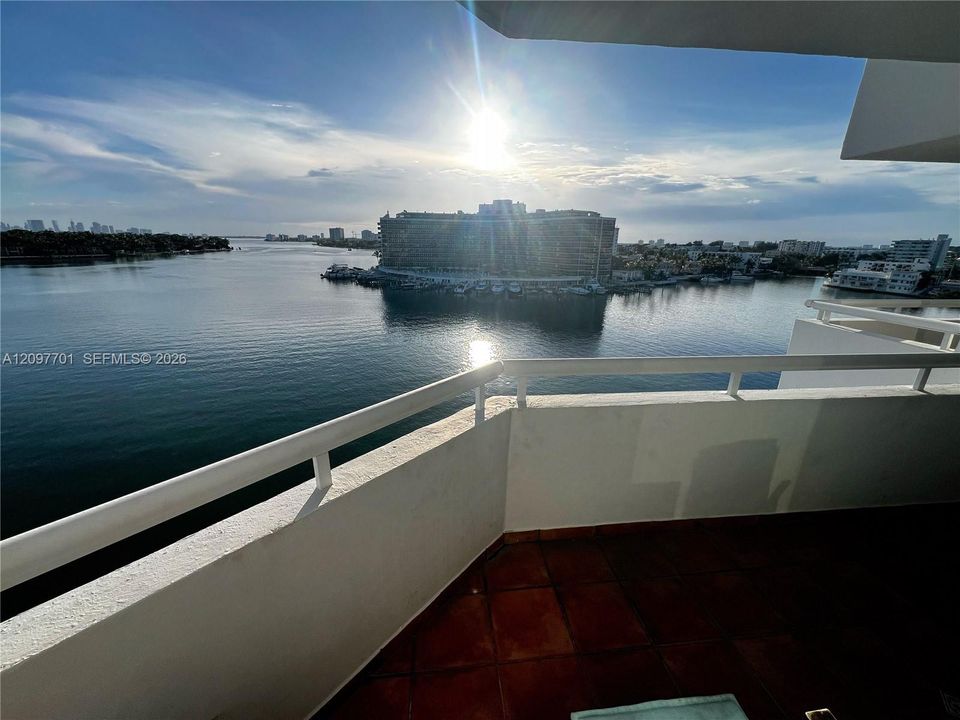 For Sale: $600,000 (2 beds, 2 baths, 1296 Square Feet)