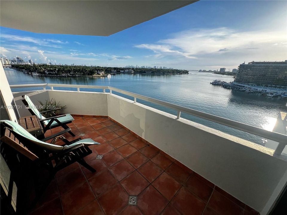 For Sale: $600,000 (2 beds, 2 baths, 1296 Square Feet)
