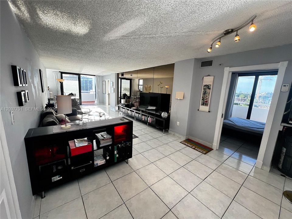 For Sale: $600,000 (2 beds, 2 baths, 1296 Square Feet)