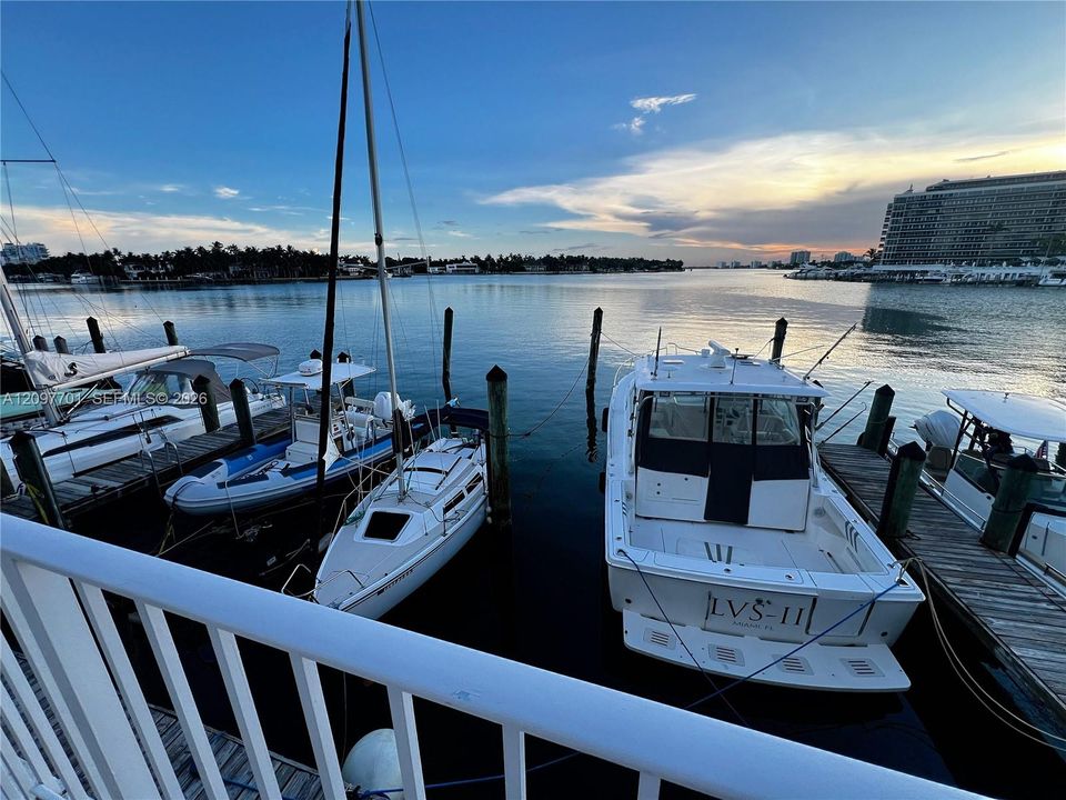 For Sale: $600,000 (2 beds, 2 baths, 1296 Square Feet)