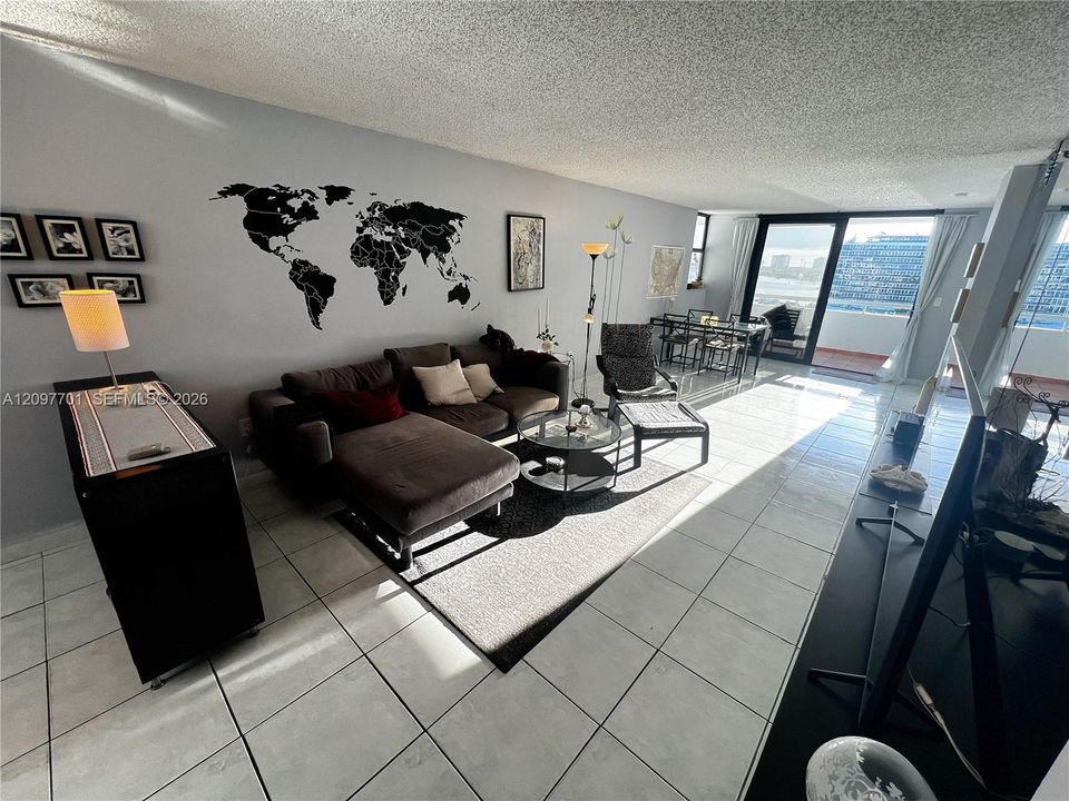 For Sale: $600,000 (2 beds, 2 baths, 1296 Square Feet)