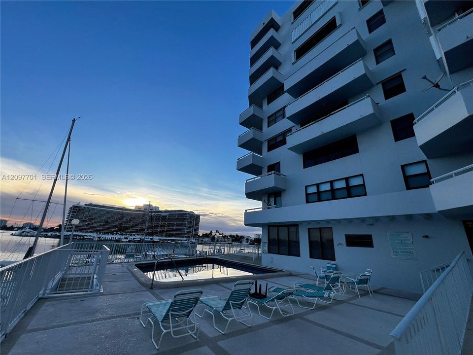 For Sale: $600,000 (2 beds, 2 baths, 1296 Square Feet)