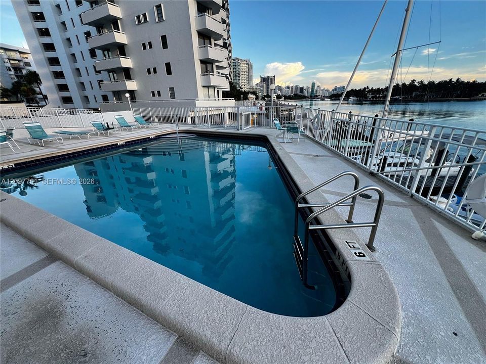 For Sale: $600,000 (2 beds, 2 baths, 1296 Square Feet)