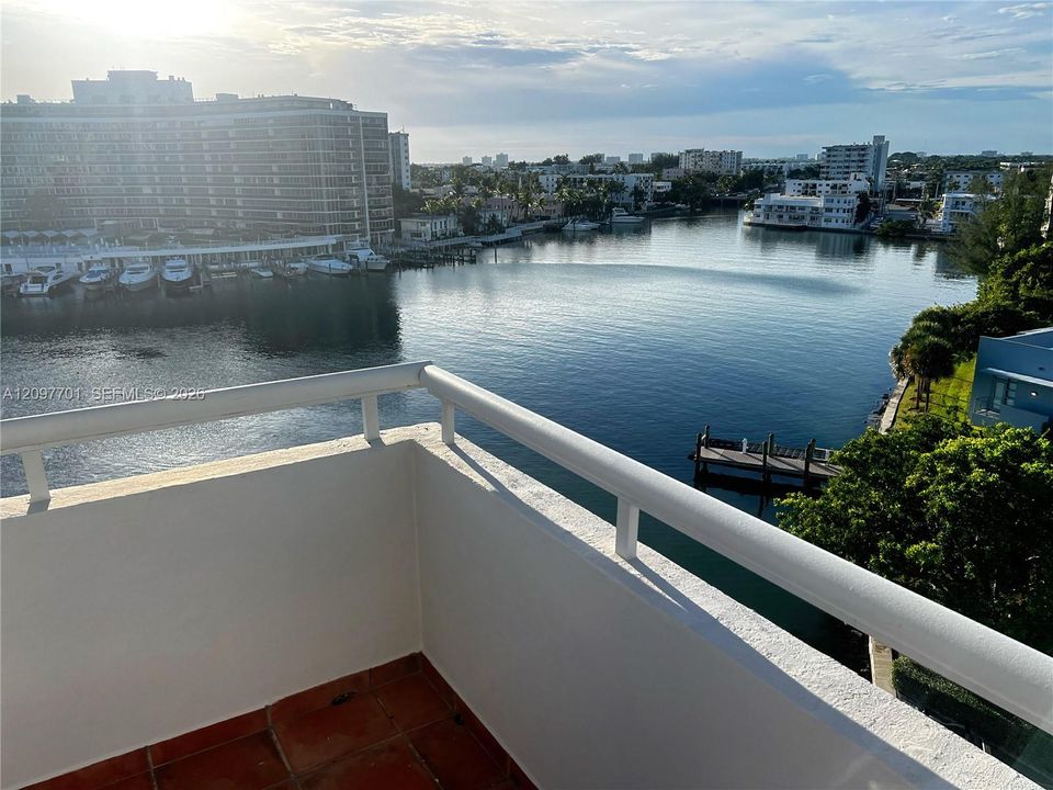 For Sale: $600,000 (2 beds, 2 baths, 1296 Square Feet)