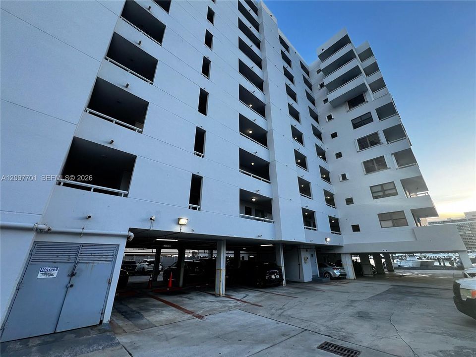 For Sale: $600,000 (2 beds, 2 baths, 1296 Square Feet)