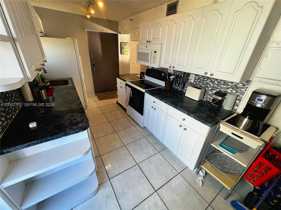 For Sale: $600,000 (2 beds, 2 baths, 1296 Square Feet)