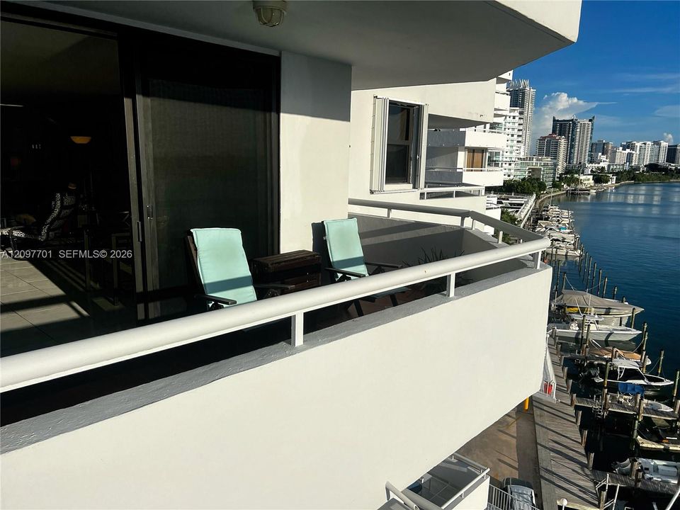 For Sale: $600,000 (2 beds, 2 baths, 1296 Square Feet)