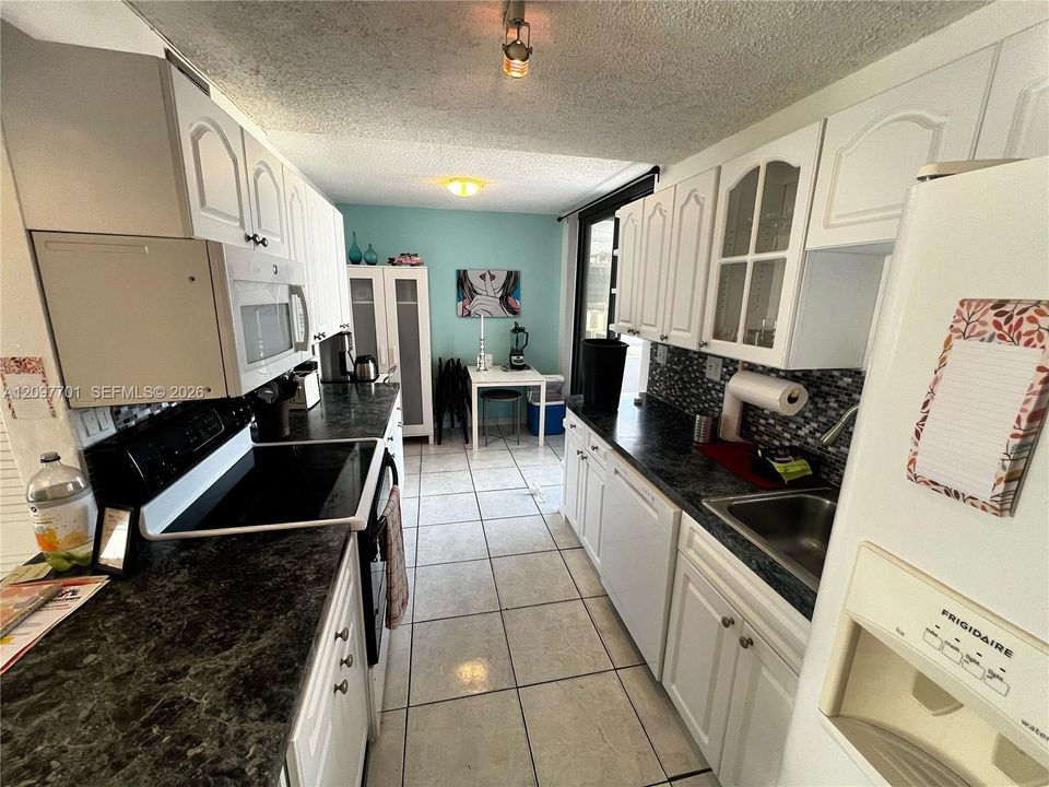 For Sale: $600,000 (2 beds, 2 baths, 1296 Square Feet)