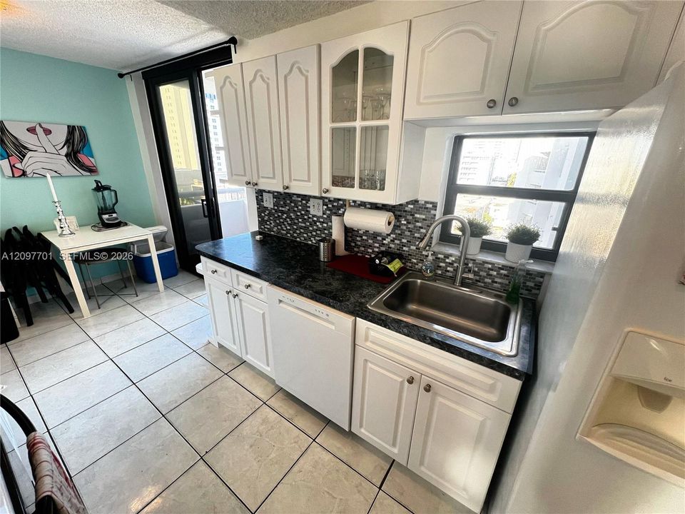 For Sale: $600,000 (2 beds, 2 baths, 1296 Square Feet)