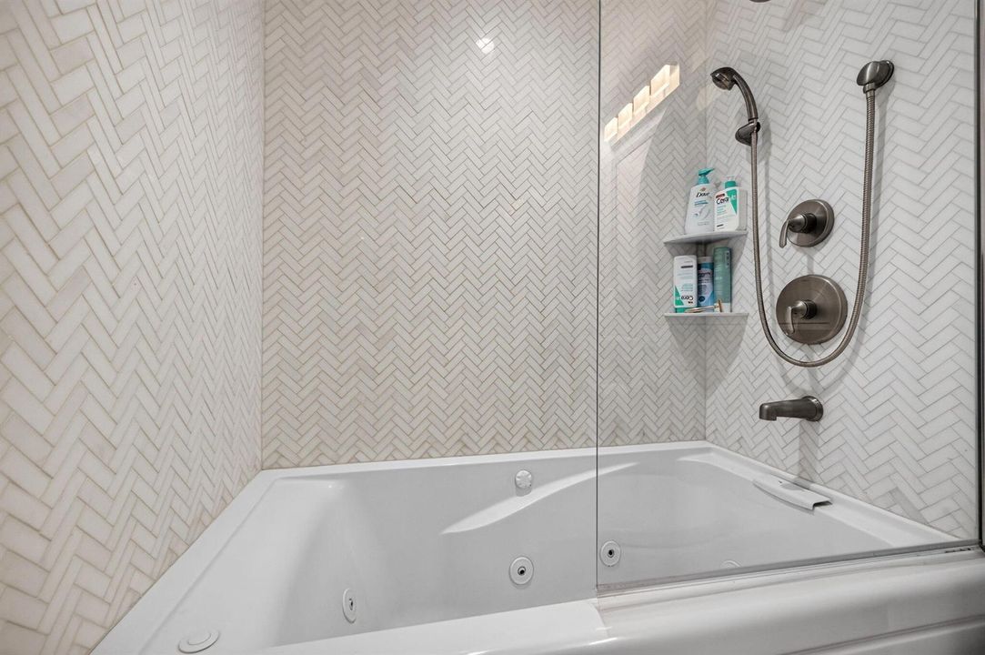 31 Ensuite Bath Jetted Tub