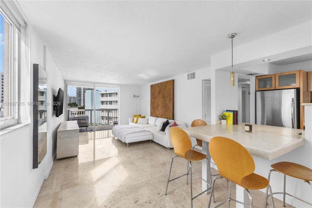 For Sale: $365,000 (1 beds, 1 baths, 739 Square Feet)