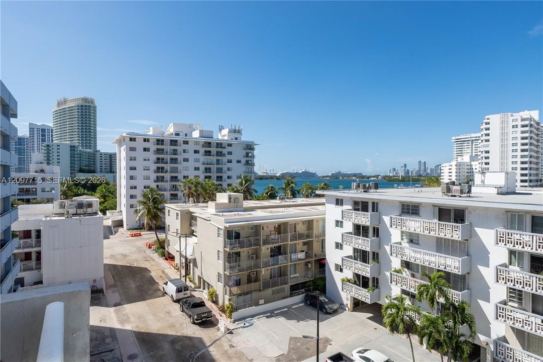 For Sale: $365,000 (1 beds, 1 baths, 739 Square Feet)