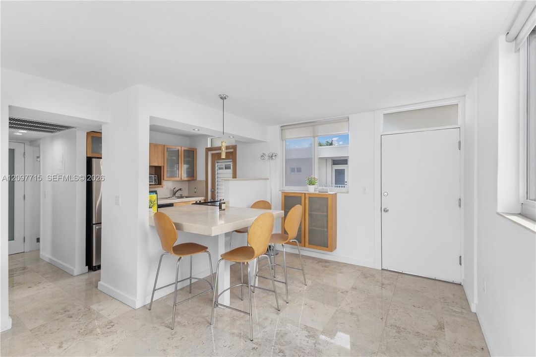 For Sale: $365,000 (1 beds, 1 baths, 739 Square Feet)
