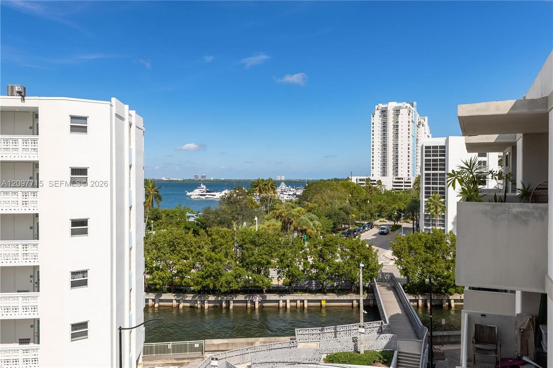 For Sale: $365,000 (1 beds, 1 baths, 739 Square Feet)