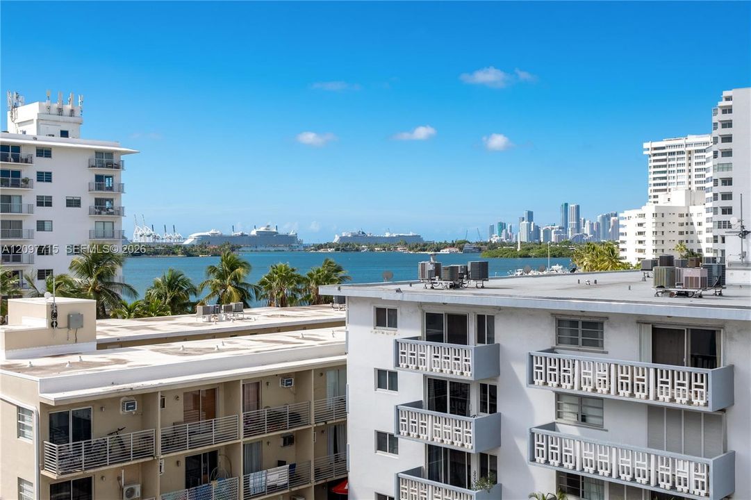 For Sale: $365,000 (1 beds, 1 baths, 739 Square Feet)