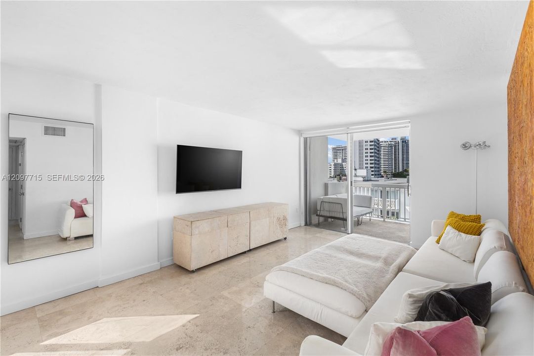 For Sale: $365,000 (1 beds, 1 baths, 739 Square Feet)