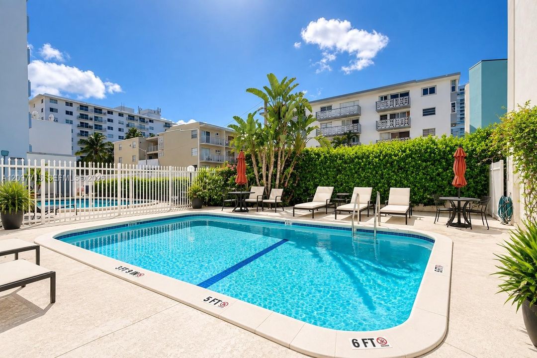 For Sale: $365,000 (1 beds, 1 baths, 739 Square Feet)