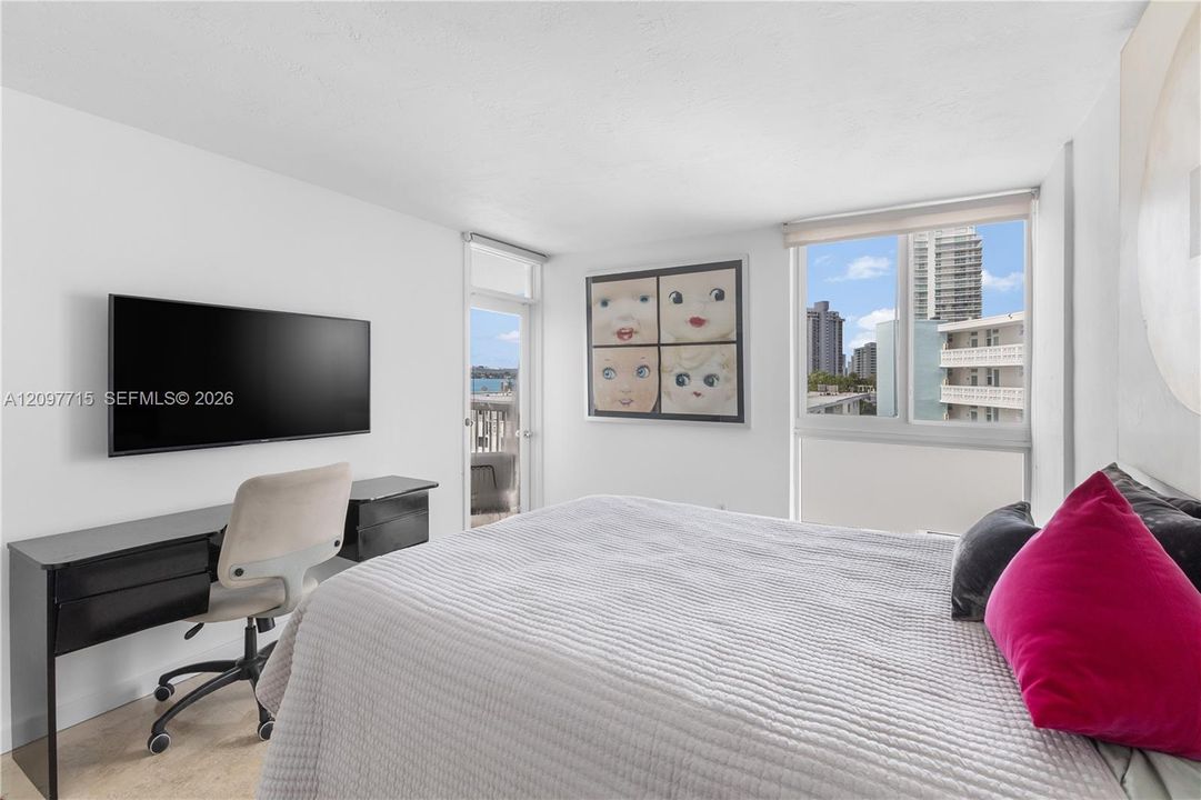 For Sale: $365,000 (1 beds, 1 baths, 739 Square Feet)