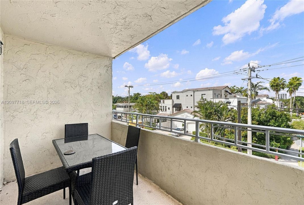 For Rent: $1,600 (1 beds, 1 baths, 690 Square Feet)