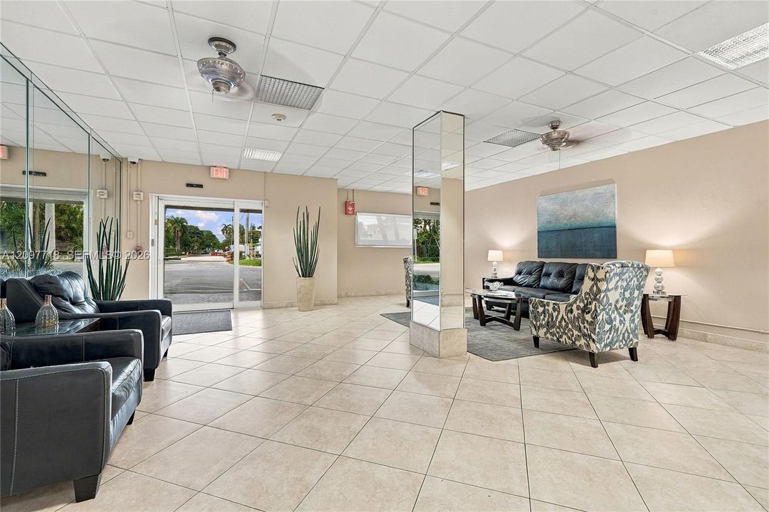 For Rent: $1,600 (1 beds, 1 baths, 690 Square Feet)